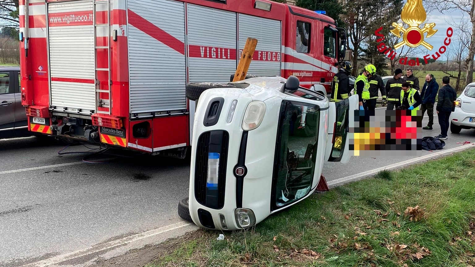 L'auto ribaltata (foto vigili del fuoco)