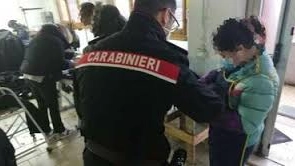 I carabinieri durante l'identificazione del personale dell'azienda   