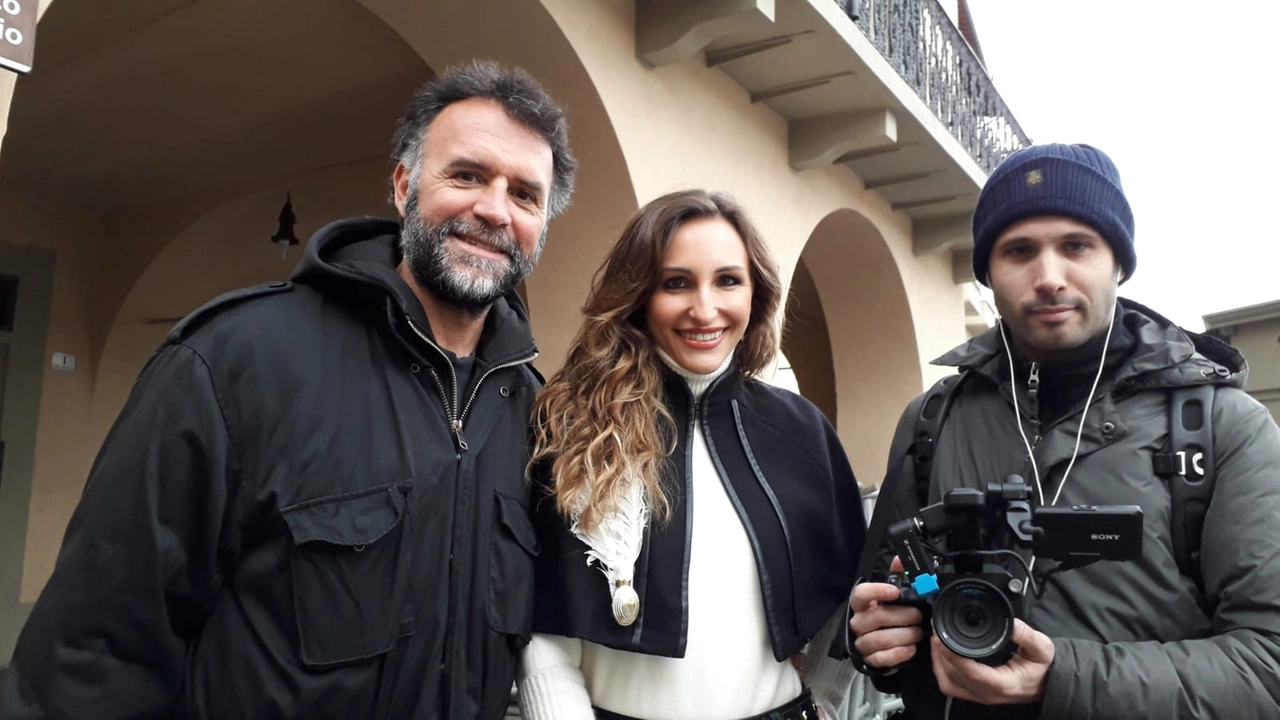 La troupe di Striscia a Prato con Chiara Squaglia  e (a sinistra) Marco Limberti 