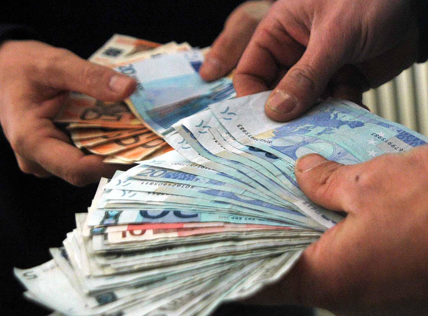 Tenta Di Cambiare 15mila Dollari Falsi. Impiegata Sventa La Truffa