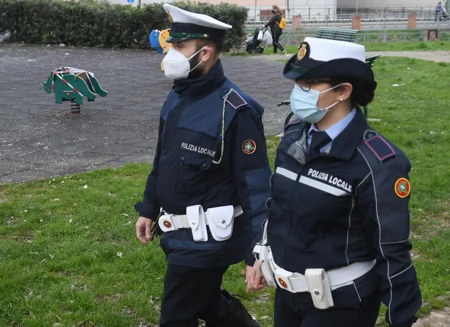 Polizia locale con spray e manette