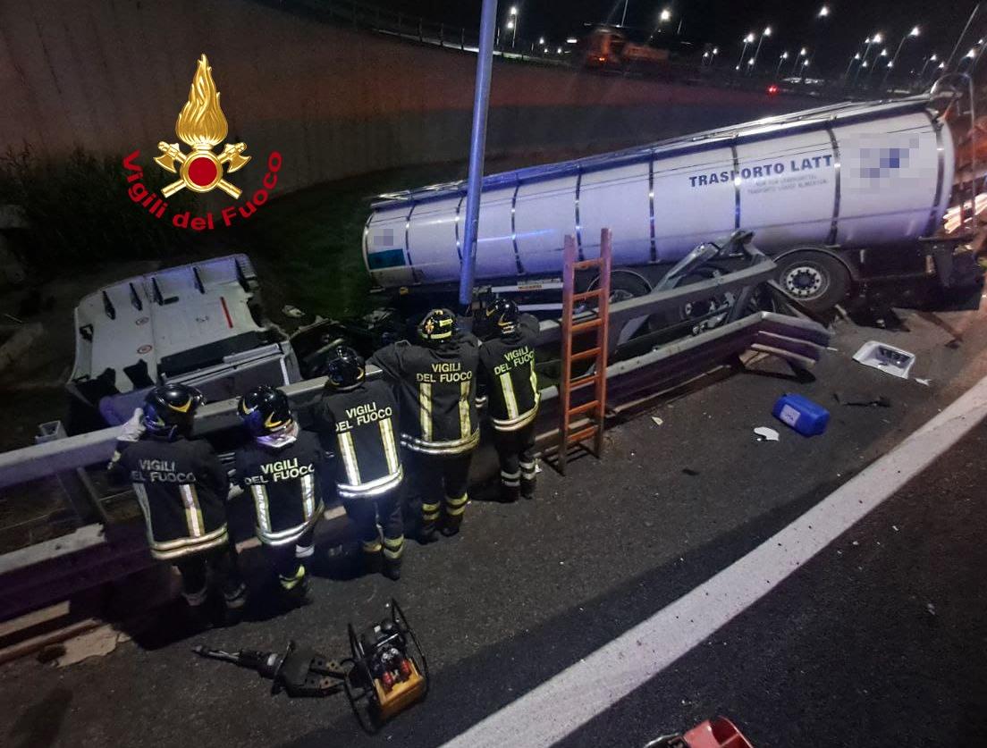 Incidente Sull'autostrada A1: Camion Vola Giù Dal Guard Rail. Le Foto