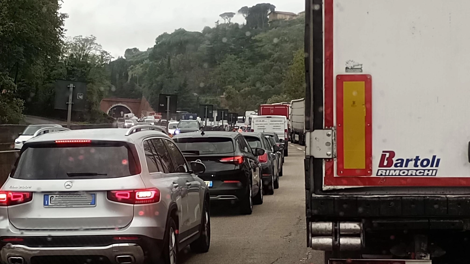 Scontro con quattro feriti. Autostrada paralizzata