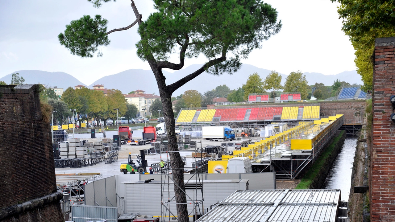 Il cantiere del concerto di Lucca (Foto Alcide)