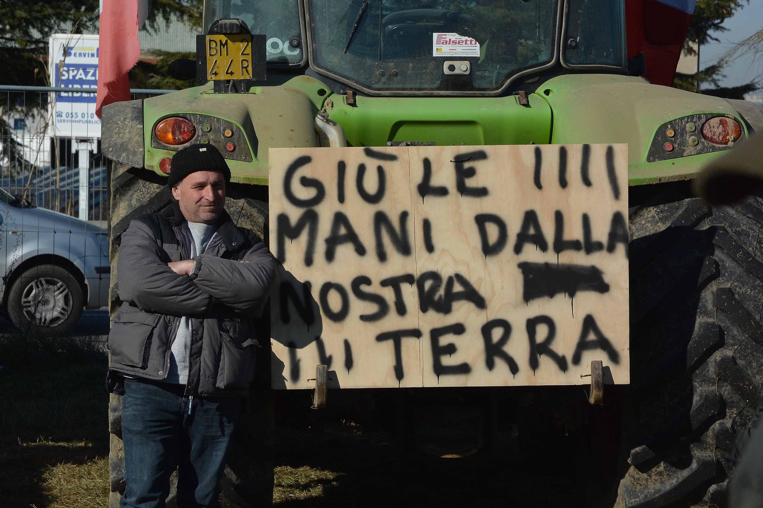 Valdichiana trattori fuori dal casello dell autostrada A1 prosegue la protesta degli agricoltori