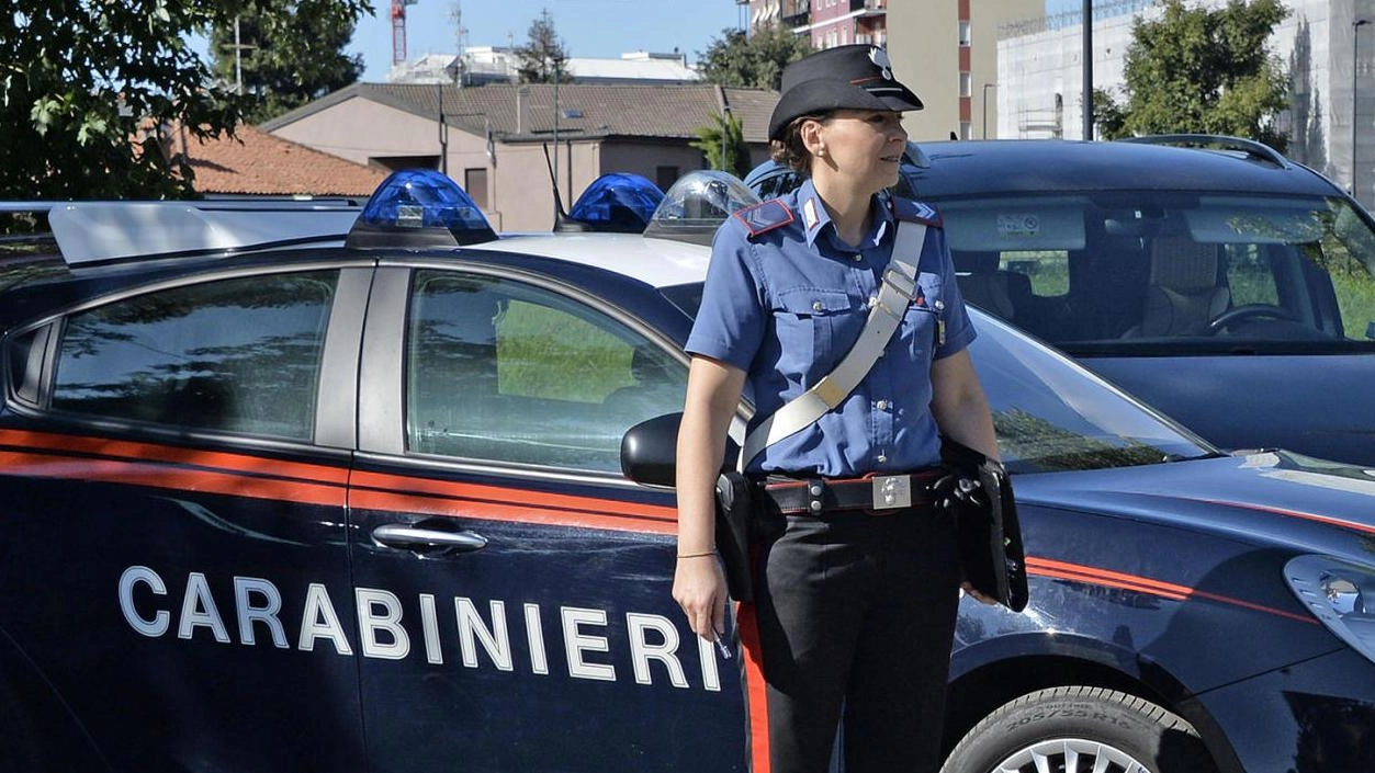 

Giovane semina il panico al bar della stazione di Aulla: devasta locale e minaccia tutti, fermato