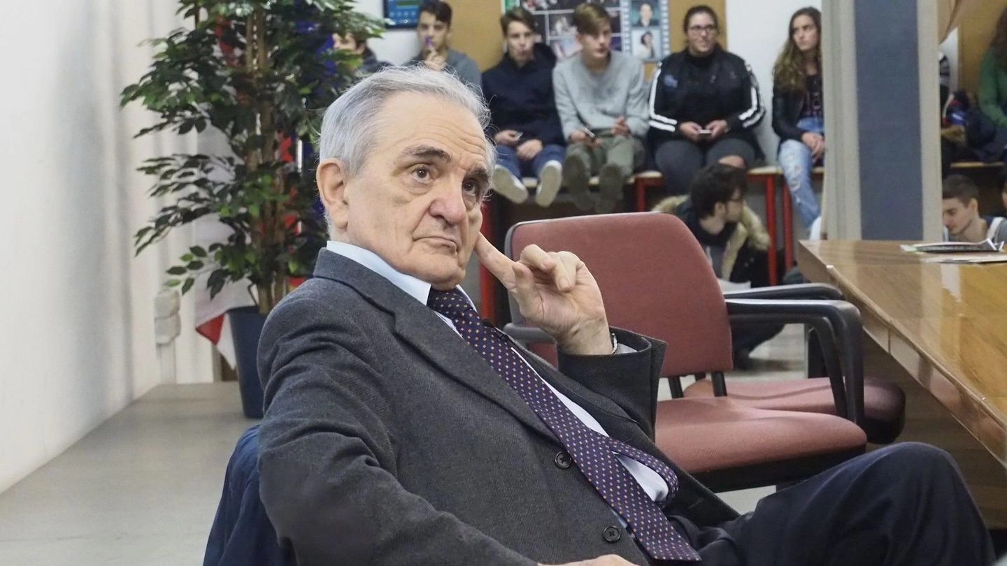 Il professor Zecchina durante l'incontro al Buzzi (foto Attalmi)