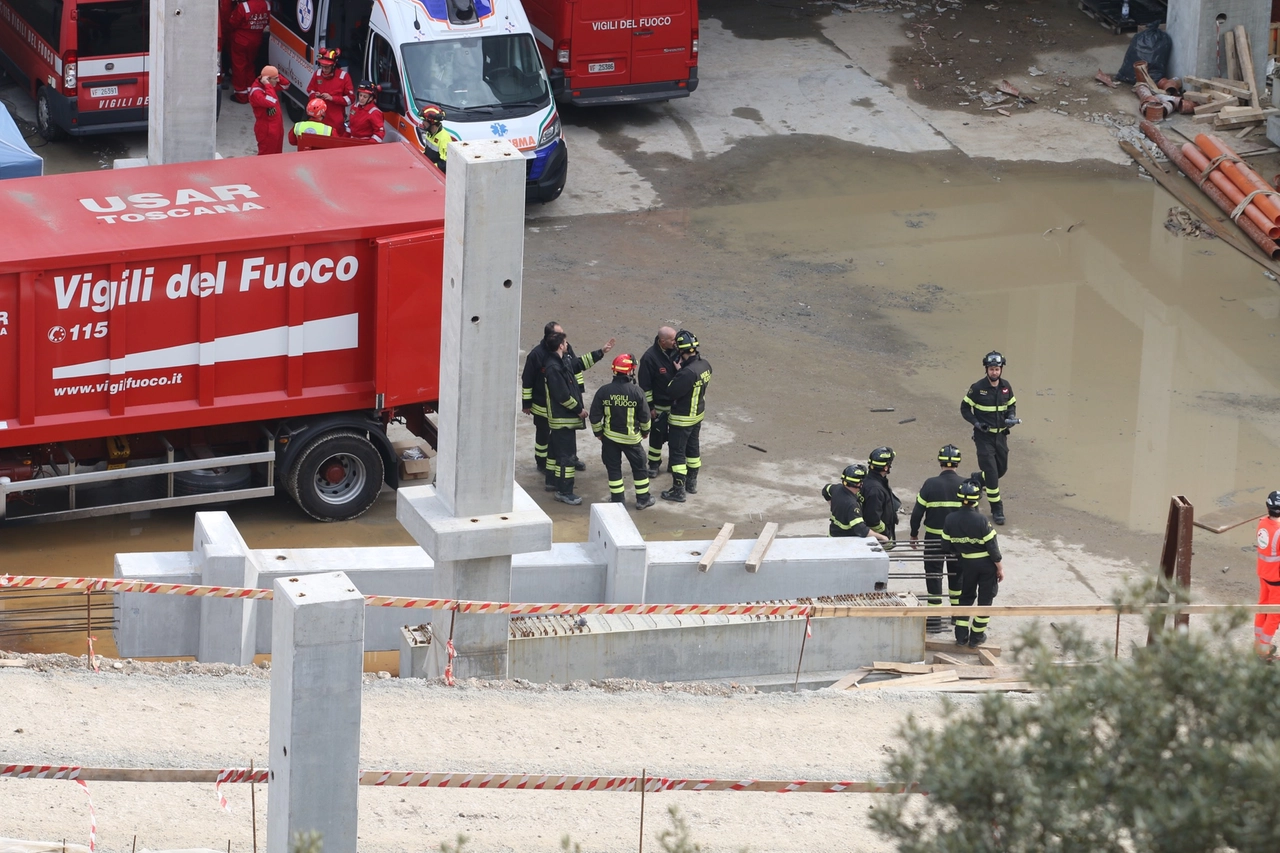 I vigili del fuoco nel cantiere (New Press Photo)