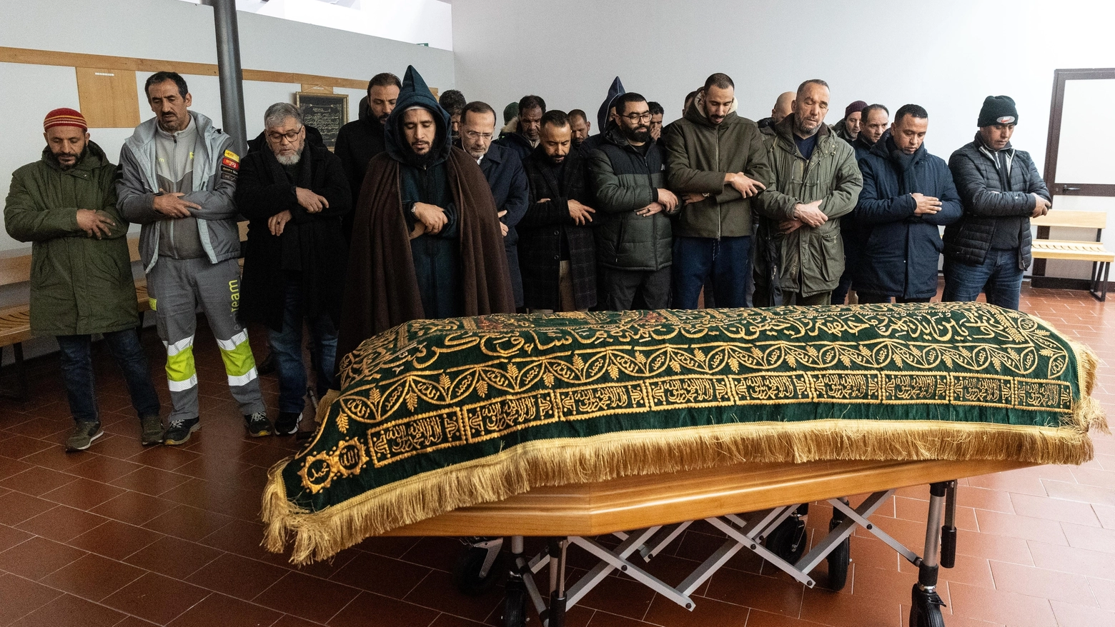 La cerimonia funebre (foto Giuseppe Cabras/New Press Photo)