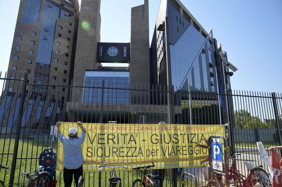 Strage Di Viareggio, I Parenti Delle Vittime Manifestano Davanti Al ...