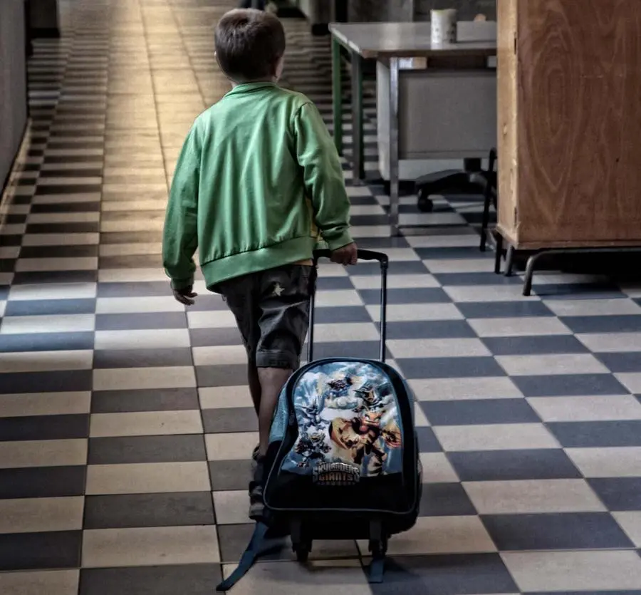 Trecento bambini fuori da scuola. Bidelli in sciopero per la "dieta dei gruppi sanguigni"