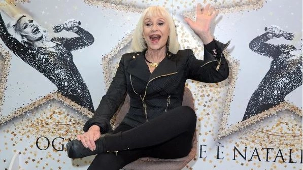 Sanremo 2023, l’omaggio a Raffaella Carrà: la storia della tv attraverso i suoi abiti