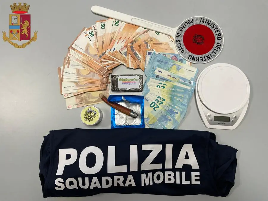 Droga nel soppalco del bagno, oltre 7mila euro nel materasso: arrestato spacciatore