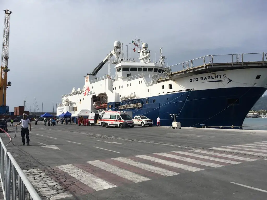 Migranti, la Geo Barents a Marina di Carrara con 346 persone. Una parte sbarca, poi tappa a Livorno