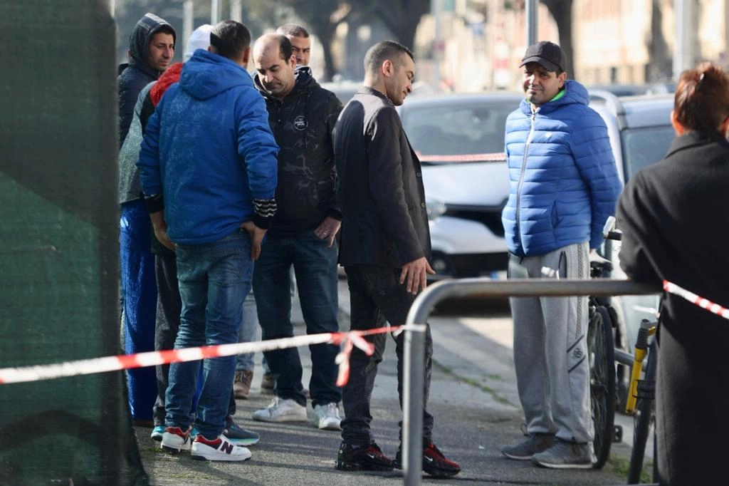 Parenti delle vittime all'esterno del quartiere di via Mariti