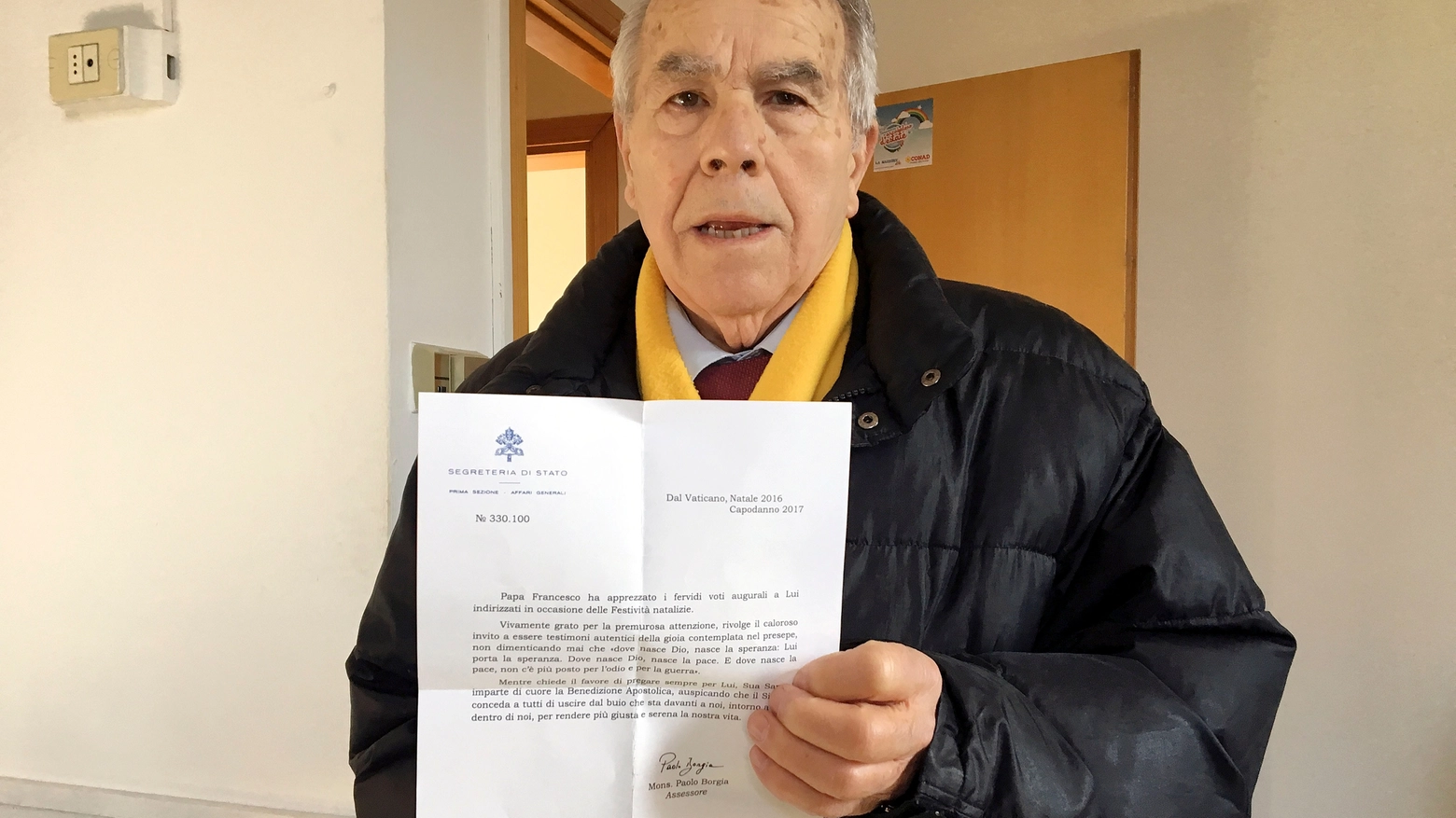 Franco Giannini tiene in mano la lettera ricevuta dal Papa (Foto Gianni Nucci/Germogli)