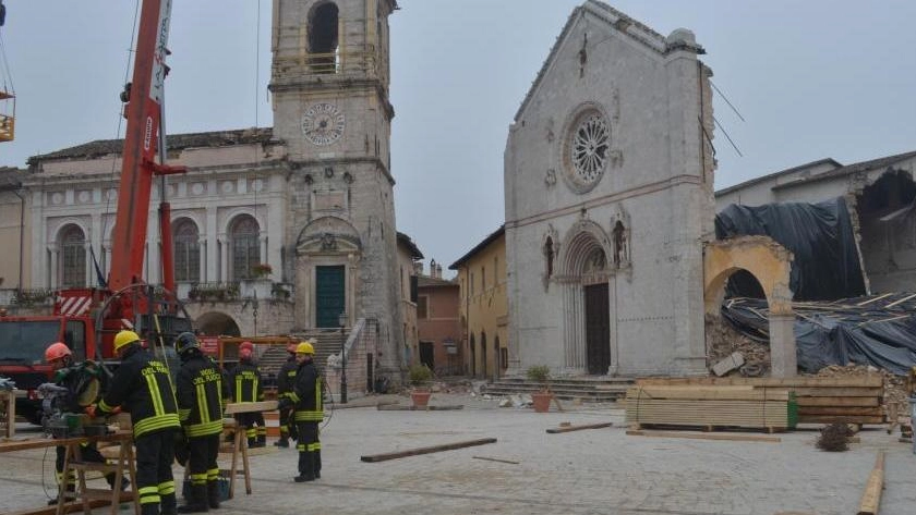 I vigili del fuoco a Norcia mettono in sicurezza la facciata della cattedrale