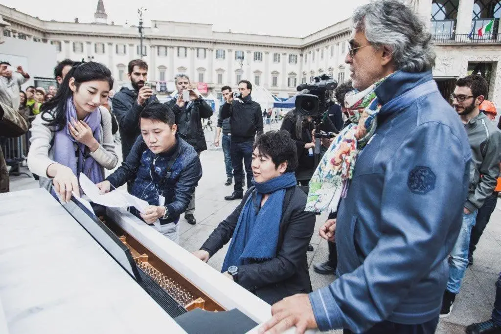 Frac nero e gilet bianco, Andrea Bocelli all'Expo veste Ricci