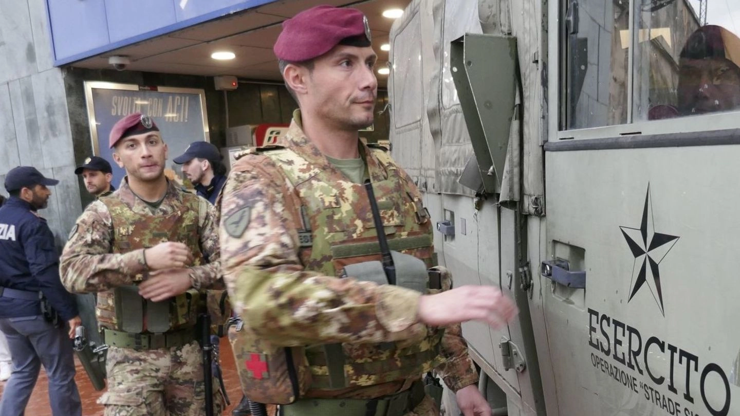 I militari schierati alla stazione del Serraglio (Foto Attalmi)