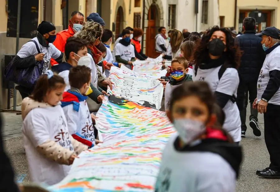 Uno striscione lungo centinaia di metri per chiedere pace