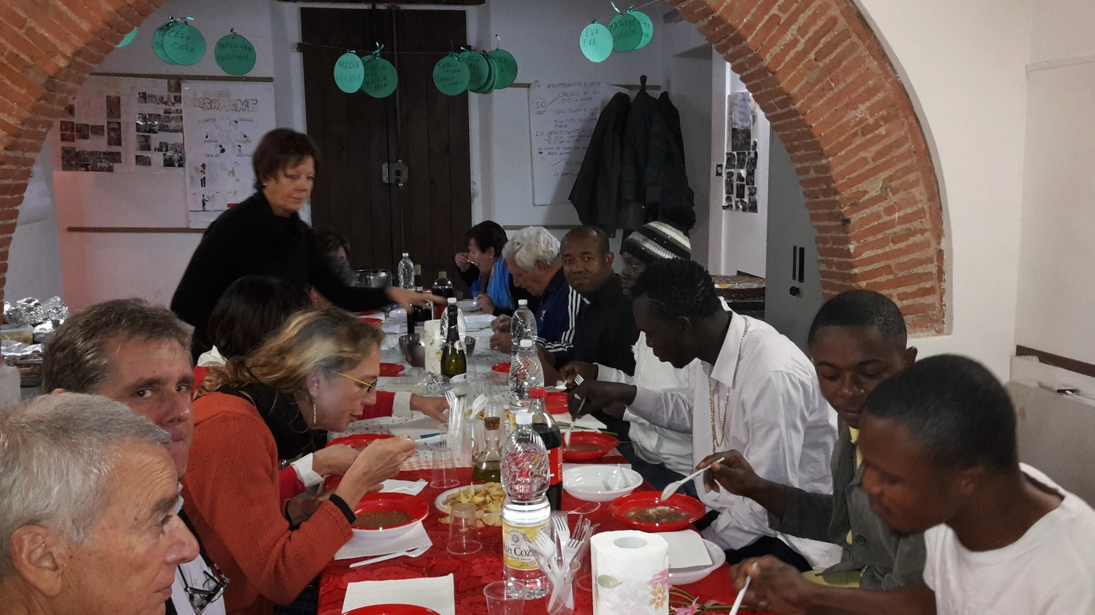 Una cena con i profughi accolti nella parrocchia di Limiti