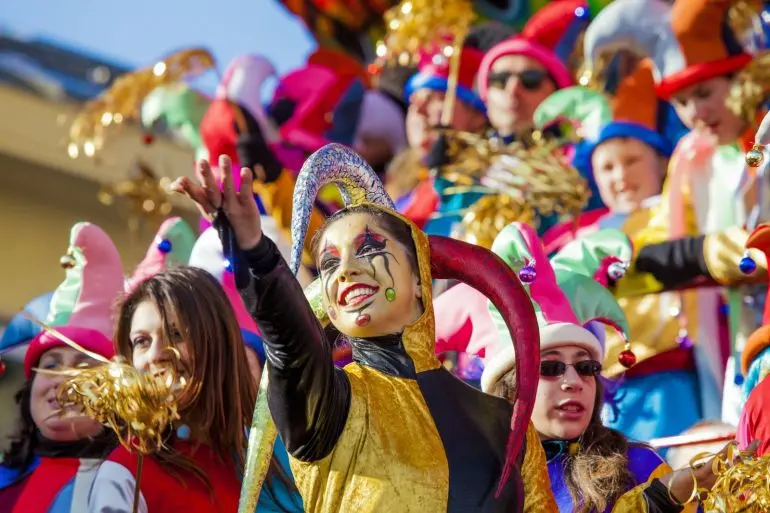 In piazza distanziati da corda e palloncini per festeggiare il Carnevale in  era Covid - Il Piccolo