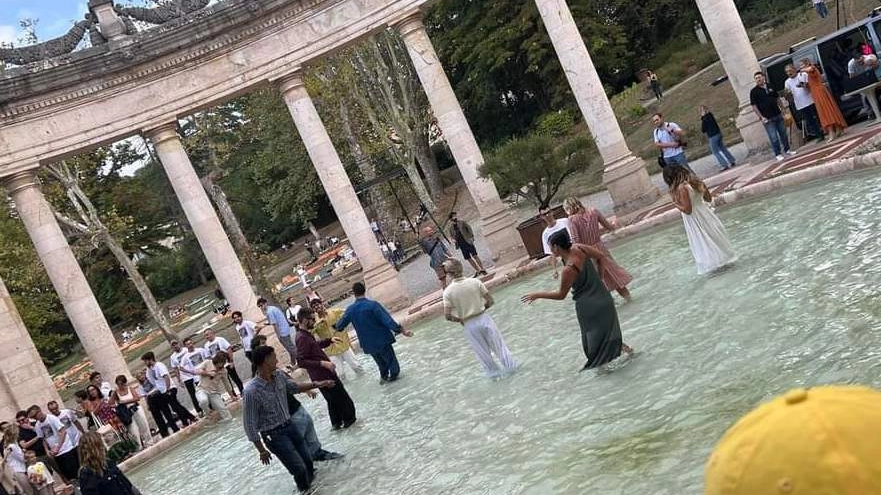 Le persone nella vasca della fontana di Tofanari durante “Montecatini in movimento“