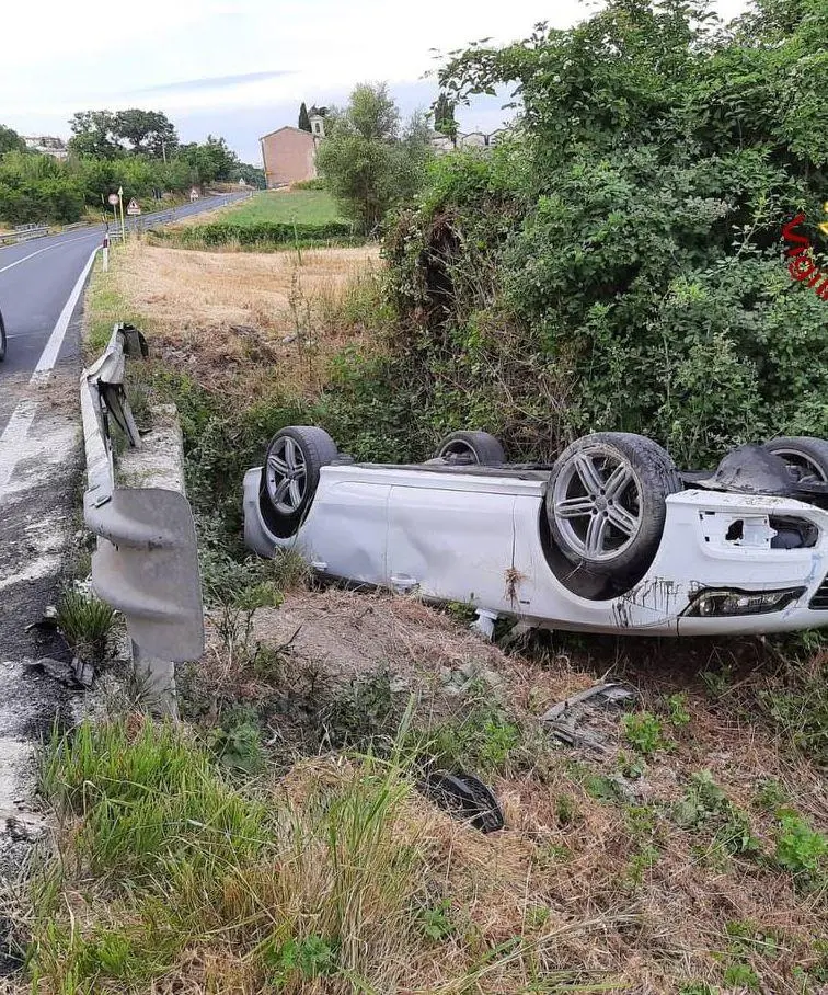 Audi nel fosso, sparito il guidatore