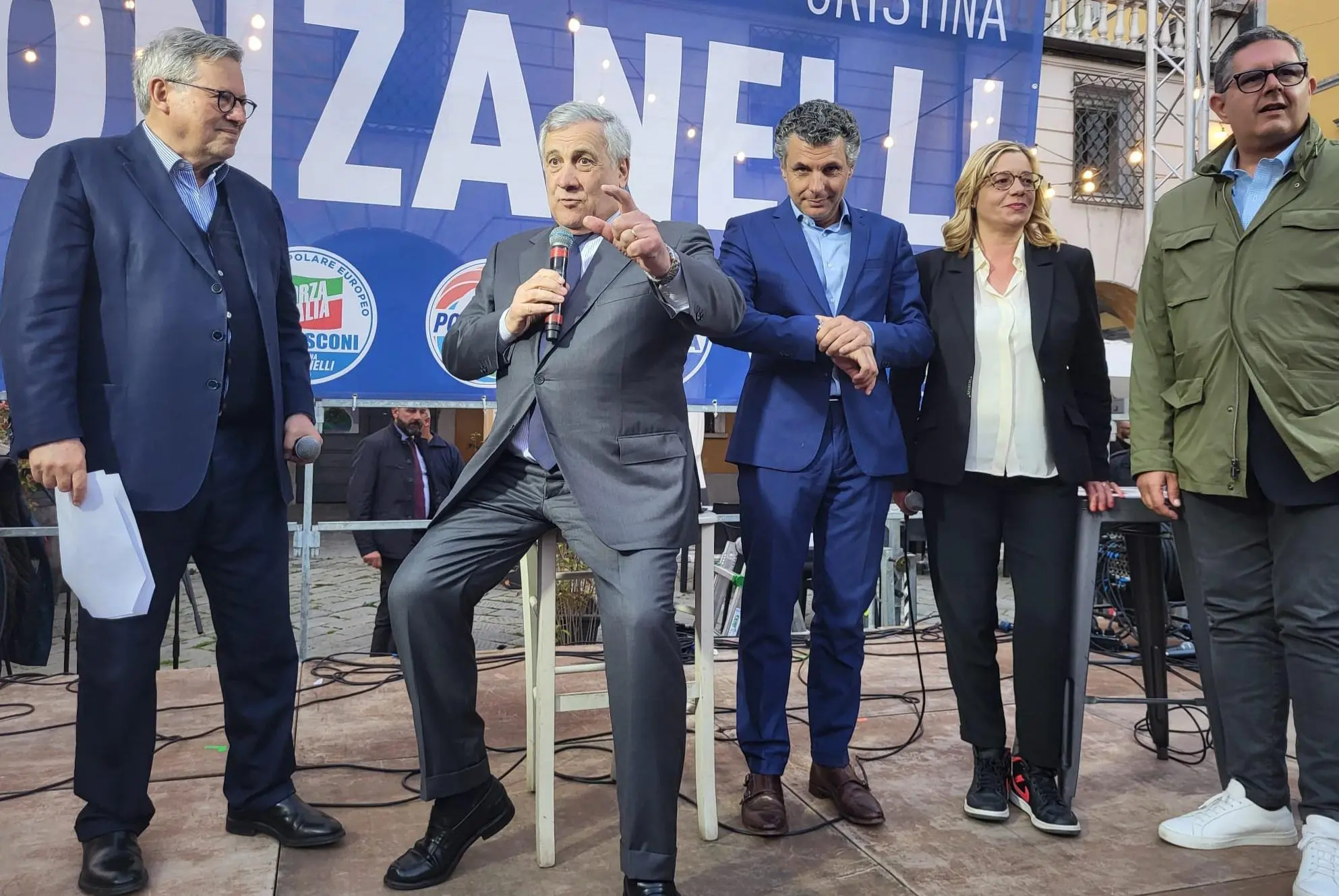 Il ministro Antonio Tajani al fianco di Ponzanelli Centinaia in piazza Luni