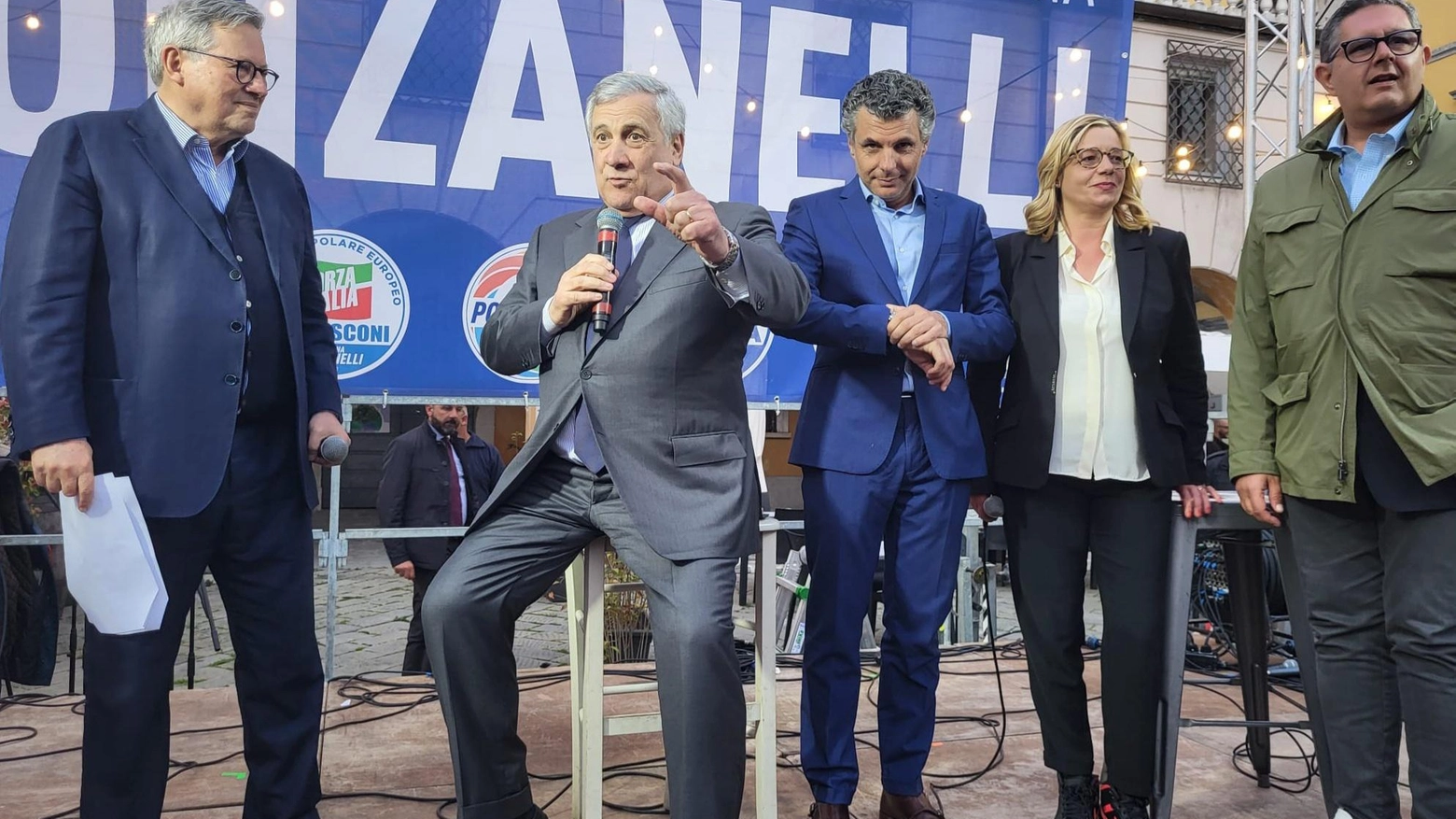 Il ministro Antonio Tajani  al fianco di Ponzanelli  Centinaia in piazza Luni