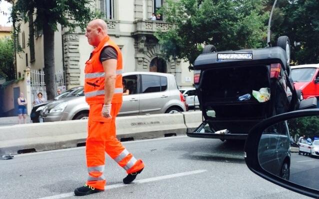 Incidente Sui Viali Auto Ribaltata