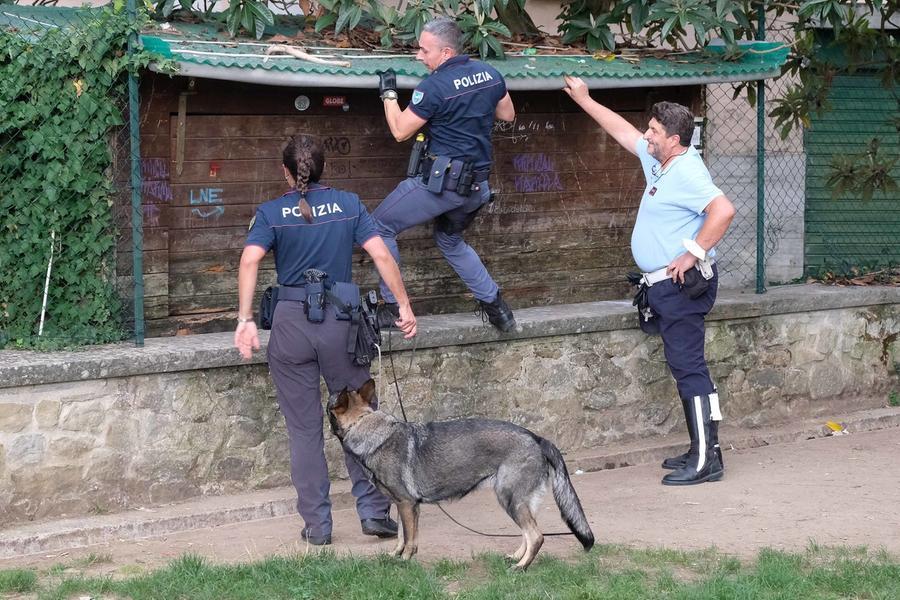 Arezzo Maxi Blitz Anti Droga In Pi Zone Elicottero E Unit Cinofile In Azione