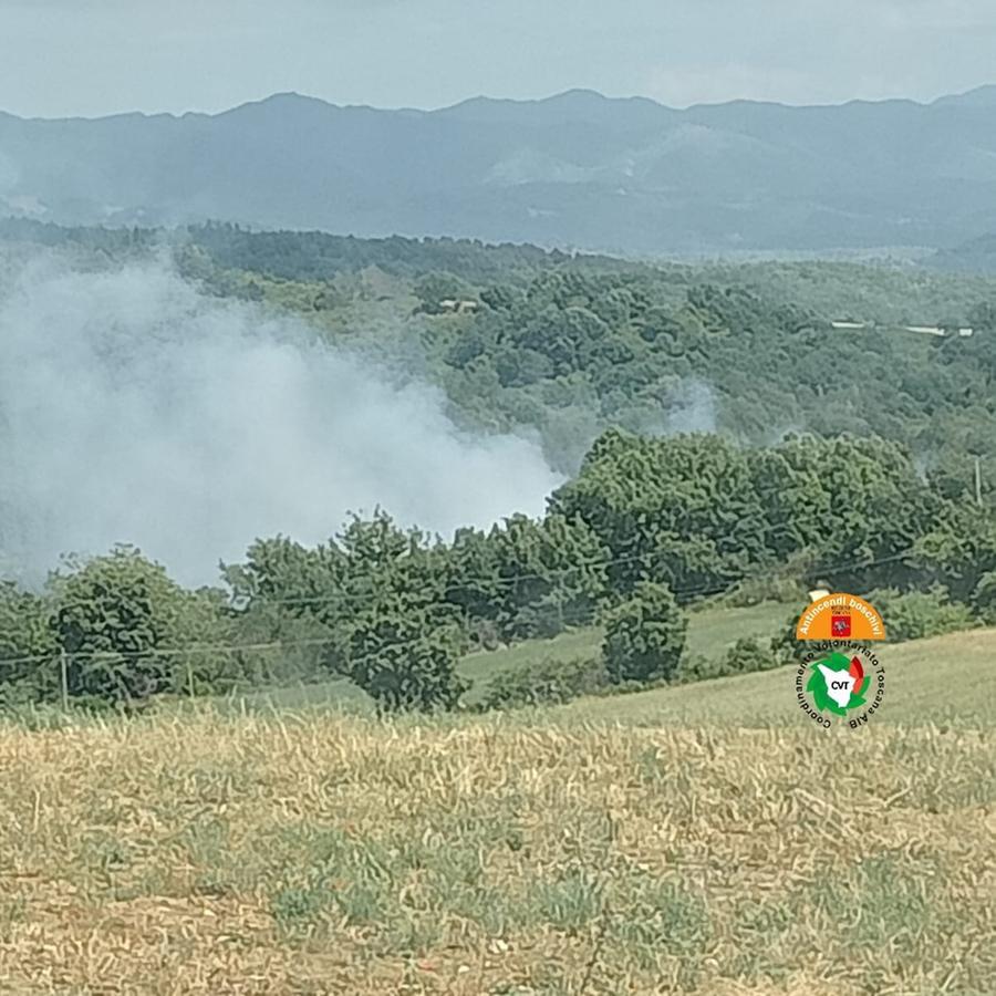 Barberino Di Mugello Scoppia Un Incendio Nel Bosco Due Elicotteri Sul Posto