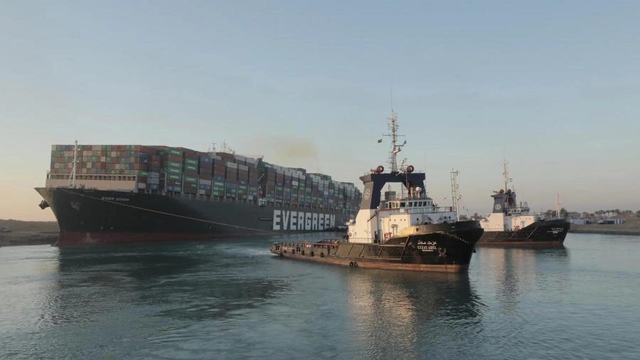 Il blocco di Suez e la ricerca dei container. "Meno male che noi usiamo di più l’aereo"