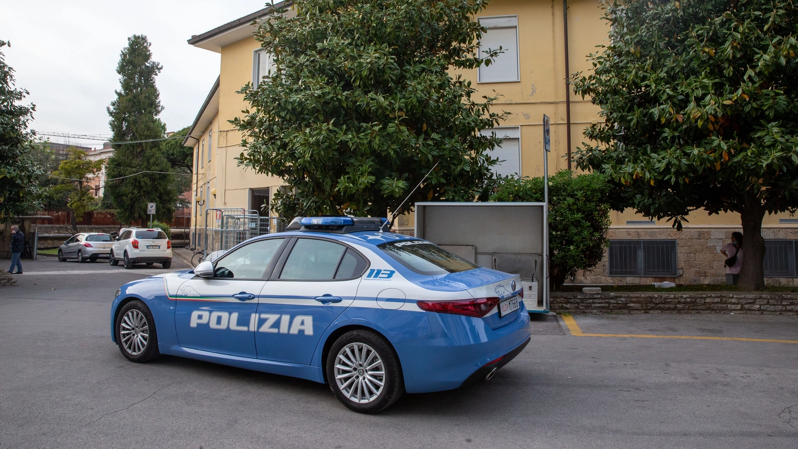 La polizia intervenuta dopo l'aggressione alla psichiatra (Foto Enrico Mattia del Punta)