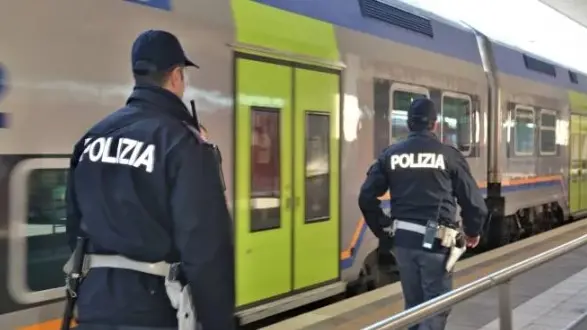 Paura alla stazione di Viareggio: si accascia e rischia di finire sotto al treno