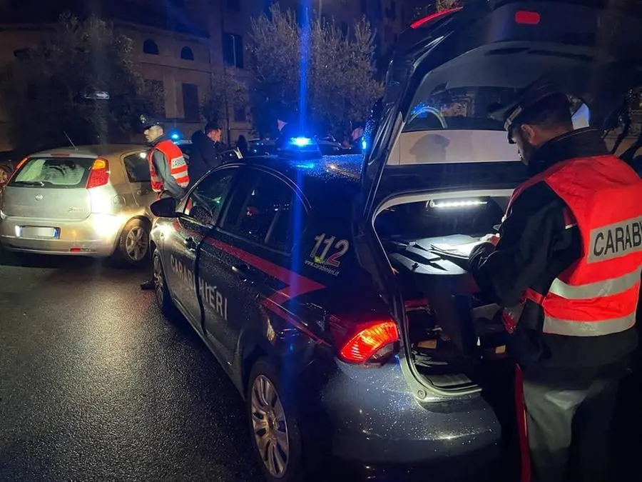 In auto aveva una katana con una lama di 68 centimetri. Denunciato dai carabinieri