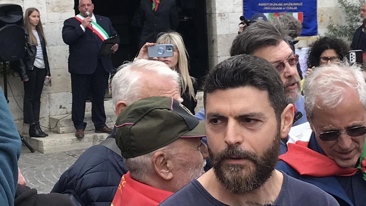 Il sindaco contestato in piazza  "Perché non mi fate parlare?"