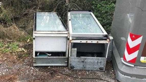 I due frigoriferi che sono stati abbandonati sulla Provinciale 152 che porta a Massa Marittima