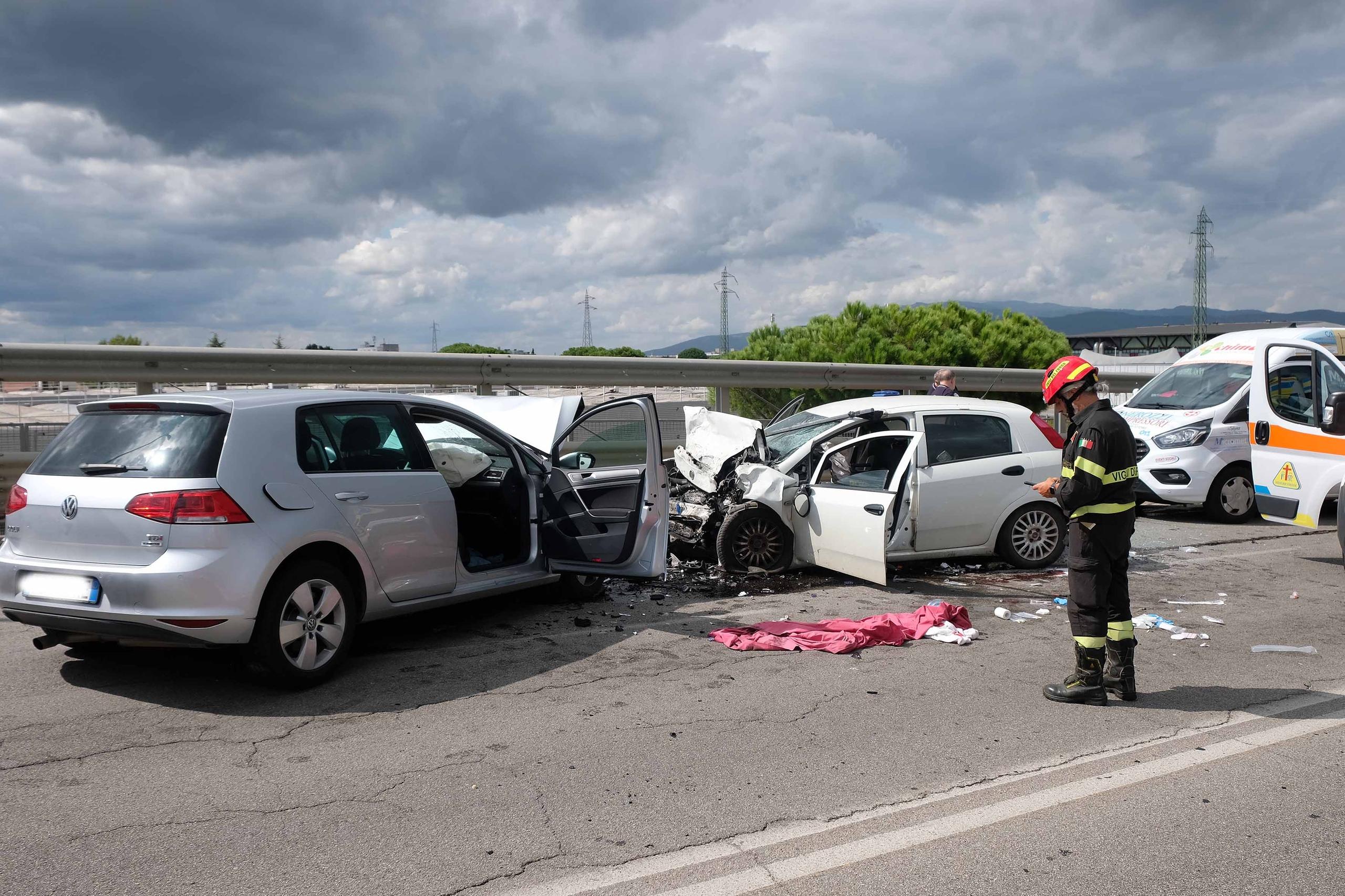 Frontale sul raccordo muore un 73enne