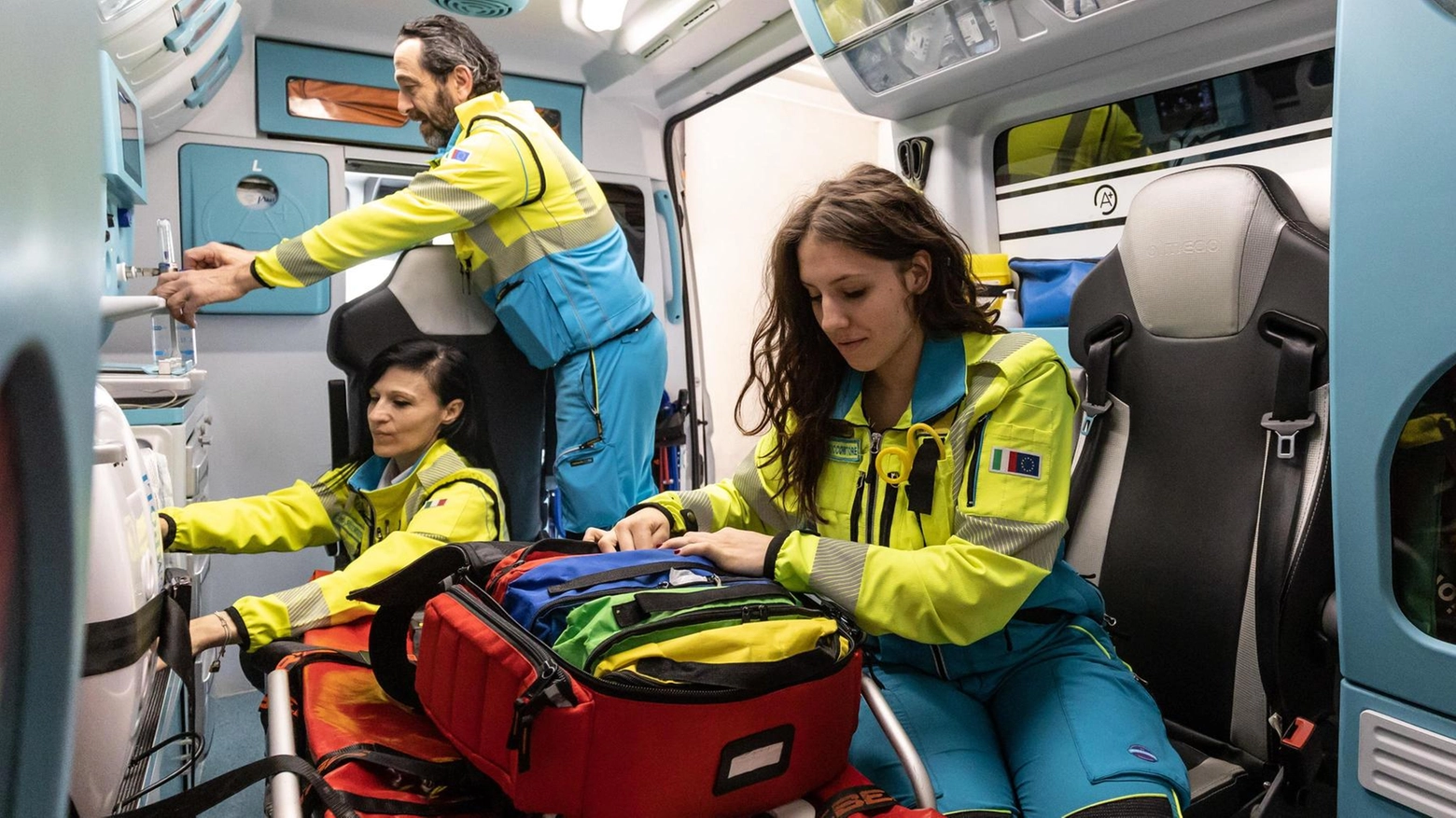 Un miracolo li salva all’alba. Auto sbanda, trafitta dal guardrail. Illesi i quattro ventenni a bordo