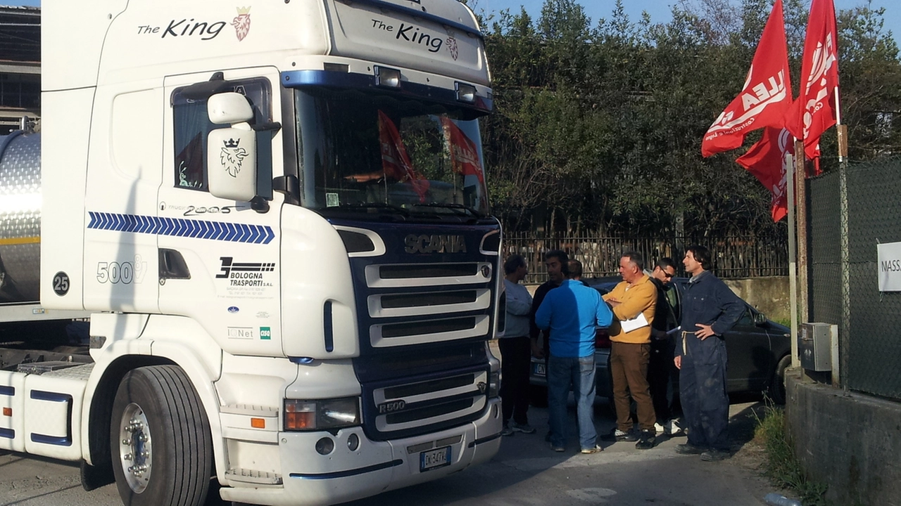 Manifestazione sindacale all’ingresso  di una fabbrica apuana che poi ha chiuso (foto di repertorio)