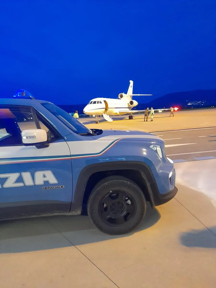 Rissa in aeroporto, otto persone arrestate e due ragazze denunciate