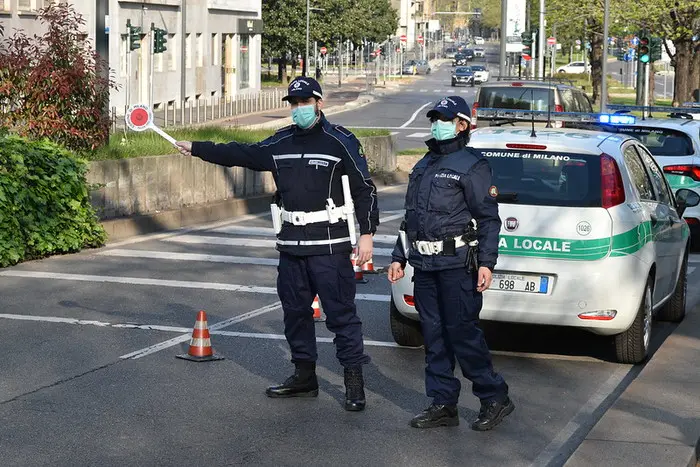 Ubriaco tampona un'auto e poi si allontana, rintracciato dalla polizia locale