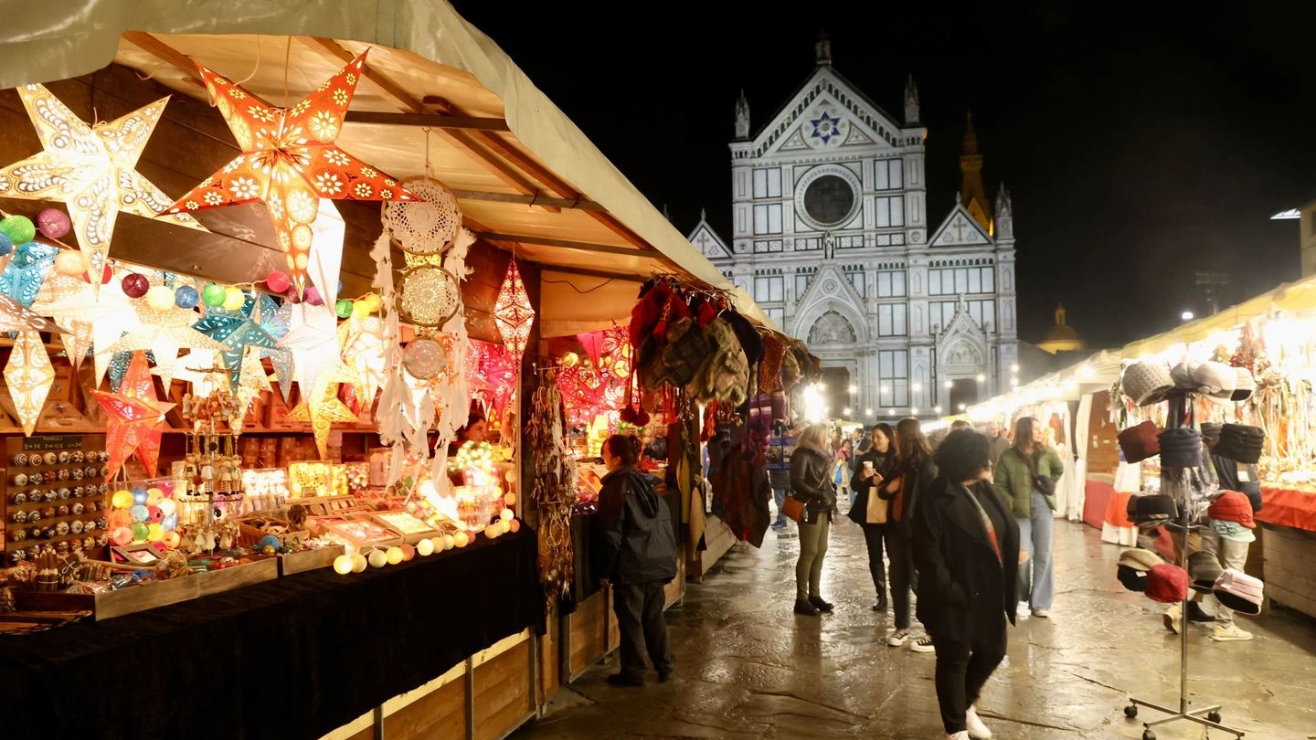 Firenze, mercatino di Natale in piazza Santa Croce (Gianluca Moggi/New Press Photo)