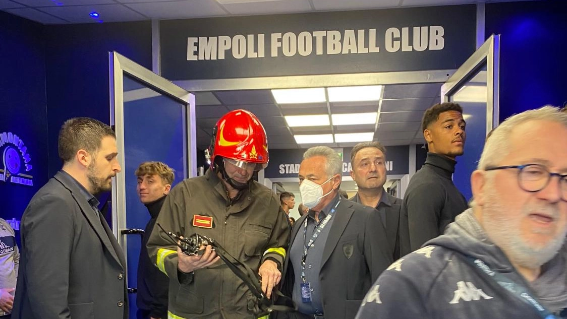 L'intervento dei Vigili del Fuoco al Castellani (Foto Twitter Giovanni Barsotti/ Dazn)