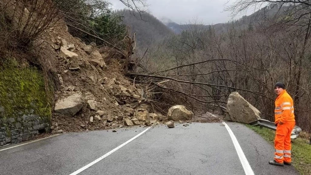 Massi e terra sulla 325: tratto chiuso. Il maltempo taglia in due l’alta Valle