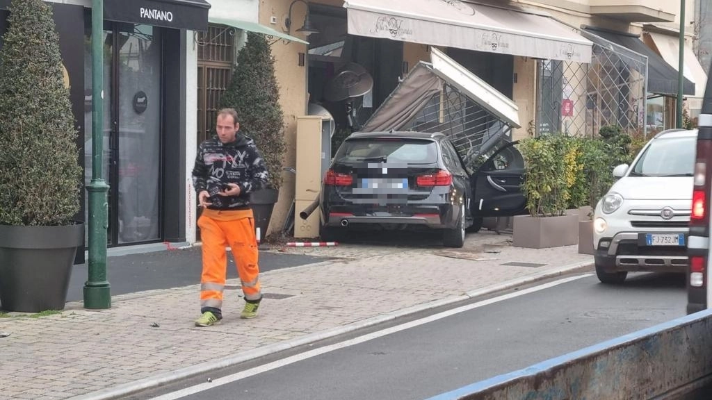 L'auto finita sul marciapiede