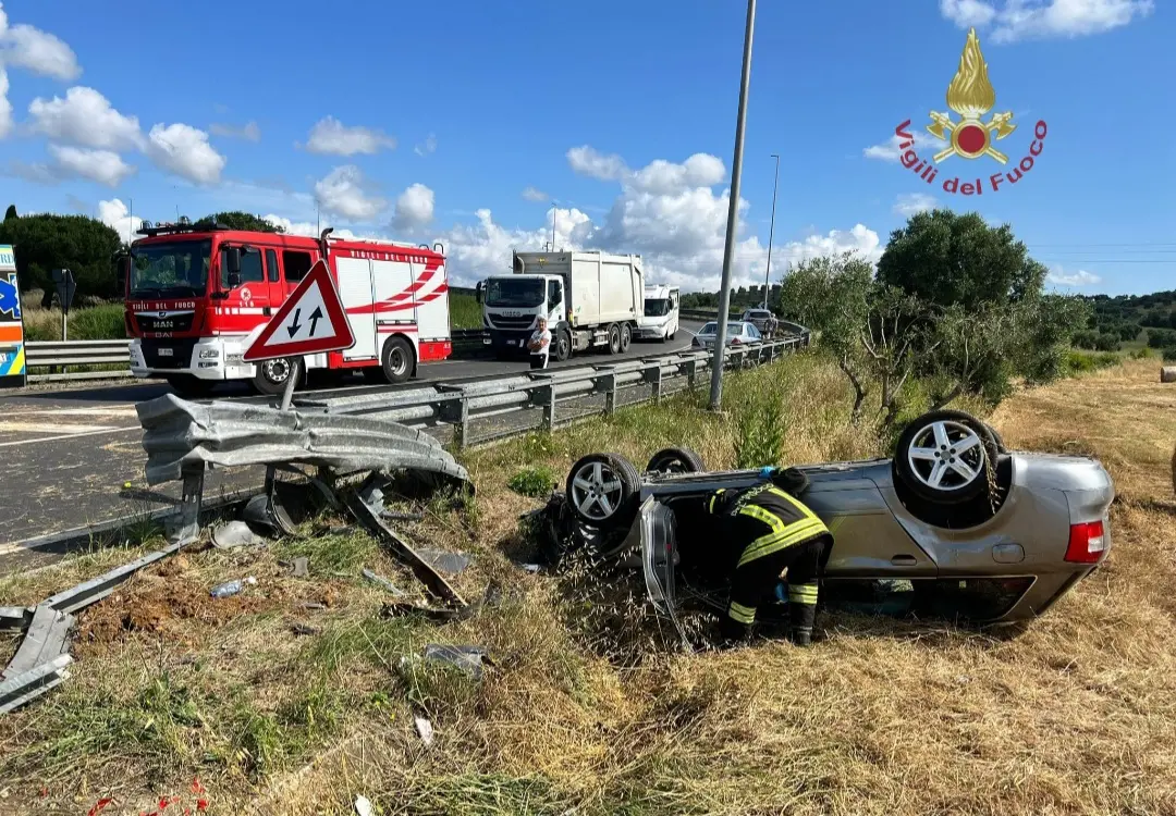 Grosseto, Incidente Sull'Aurelia: Auto Con Mamma E Figlia Si Ribalta