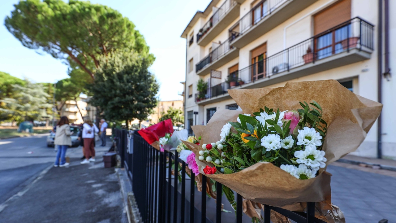 Mazzi di fiori deposti nel luogo in cui è stata uccisa Klodiana Vefa